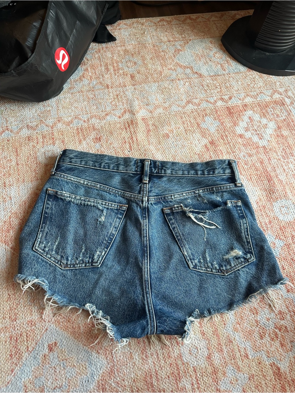 AGOLDE Parker vintage cut off short A026E-811 rocksteady wash Aritzia size 26 - Picture 7 of 10